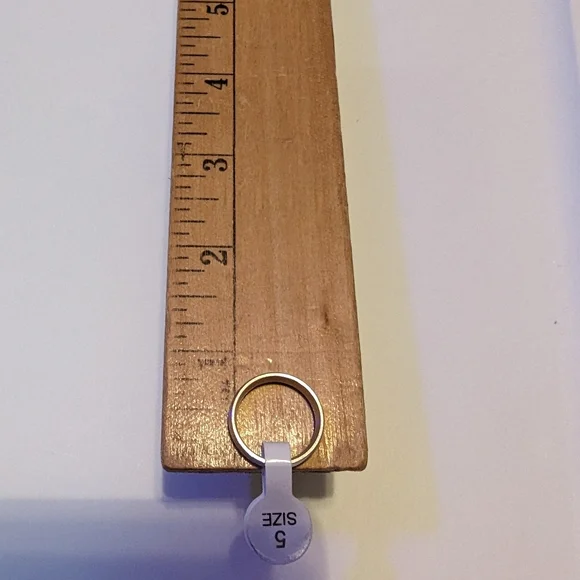 Silvery ring/band - Picture 2 of 9